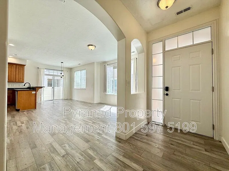 3 bed, 2.5 bath, 1400 sqft, $2,200 — Photo 4