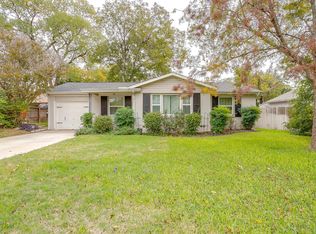 902 Churchill Rd, River Oaks, TX 76114