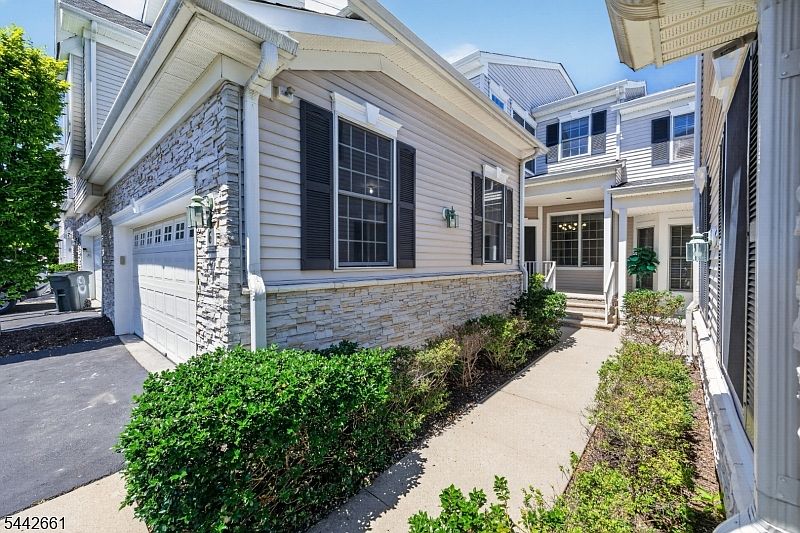 1st image of 6 Schweinberg Dr