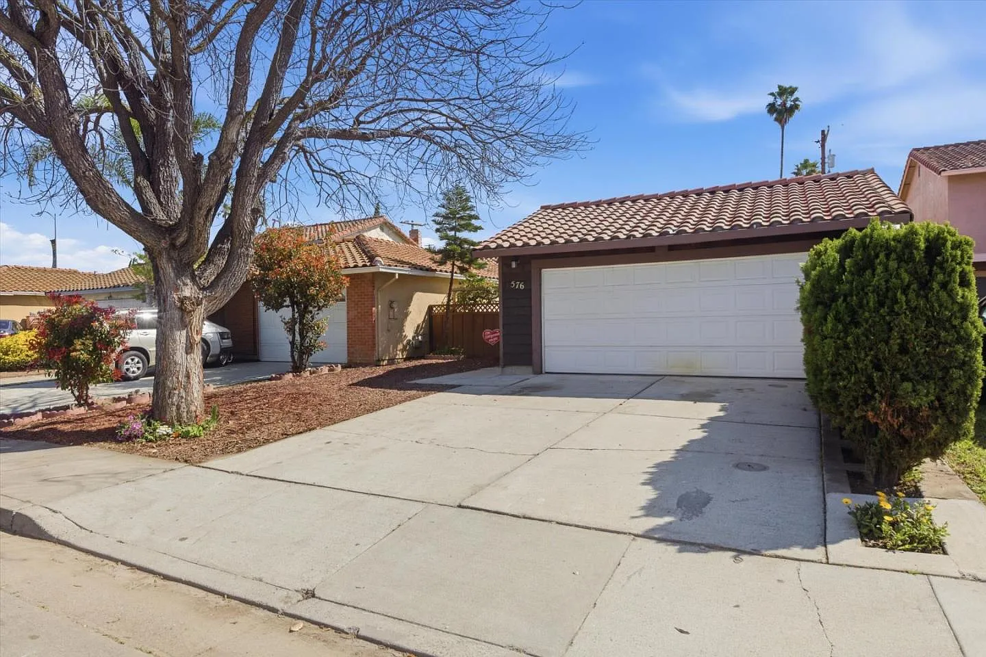 576 Mekler Dr photo 1