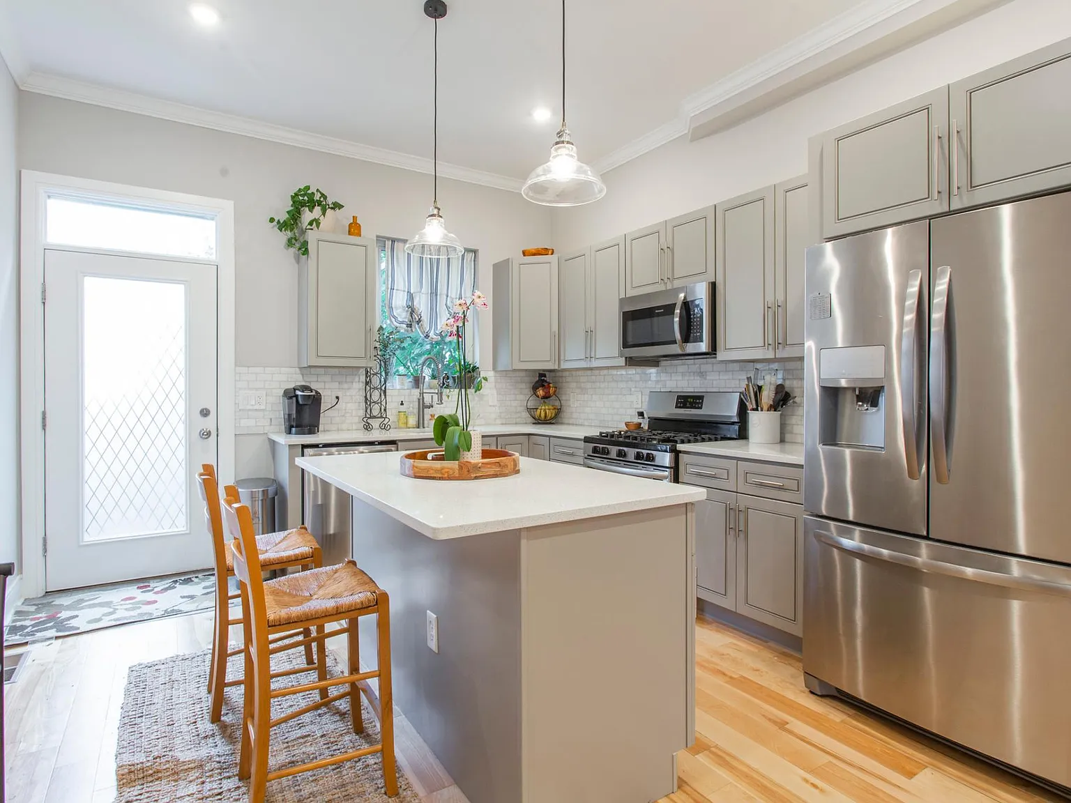 4 bed, 2400 sqft, $3,800 — Photo 3
