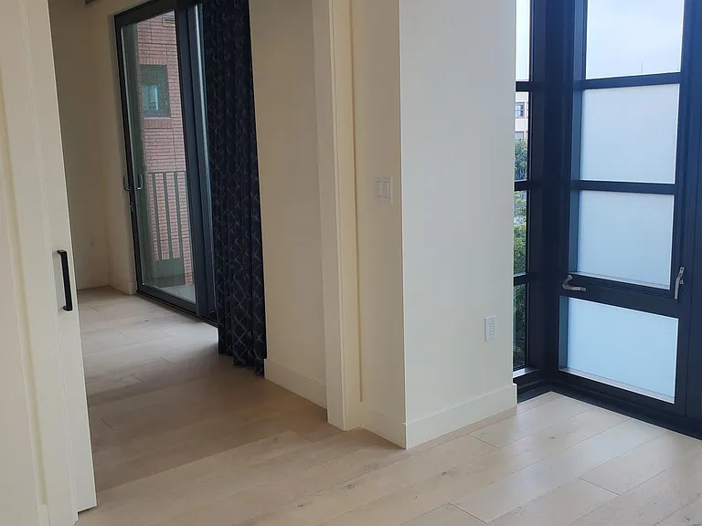1598 Bay St #300 — Photo 18