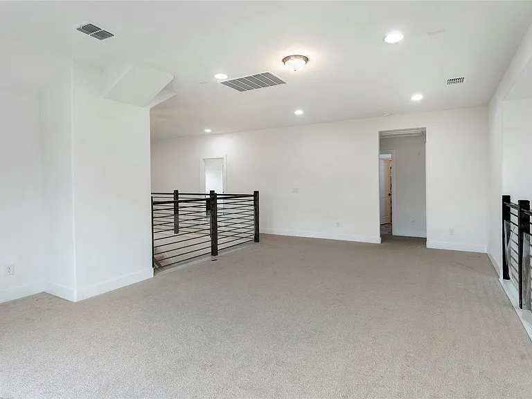 300 Hollister Dr — Photo 23