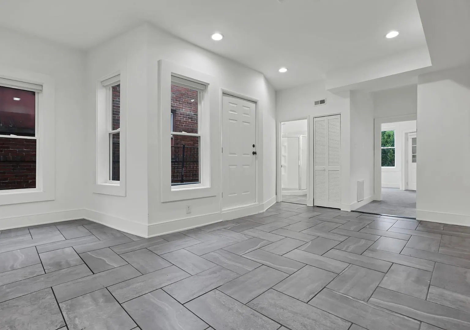 1687 1/2 Oak St - 1687 1/2 Oak St — Photo 3