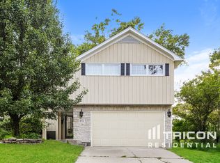 401 Pleasant St, Woodstock, IL 60098