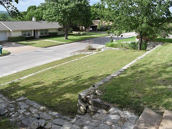 5th image of 604 Hilltop Dr