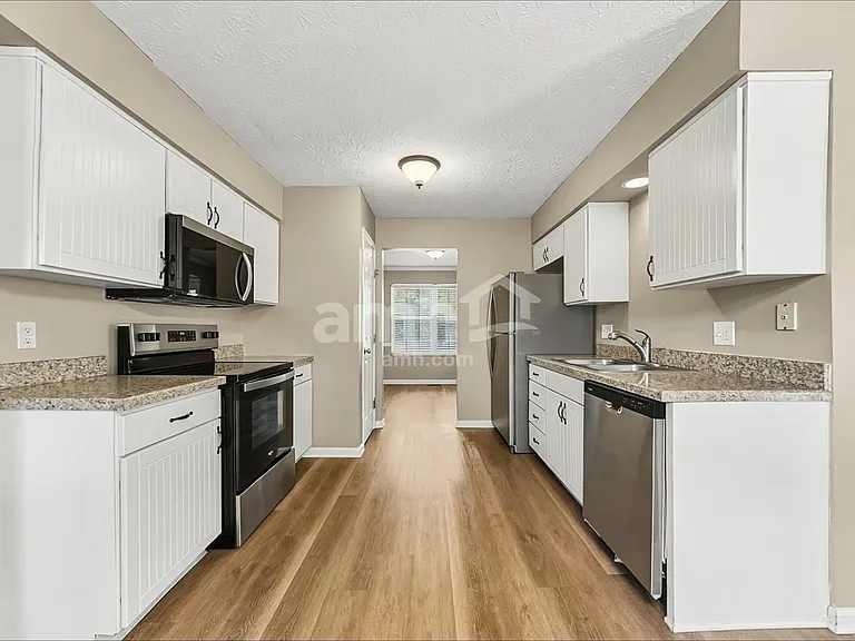 924 Bamburgh Dr — Photo 3