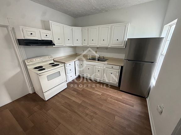 3rd image of 817 W 11th St