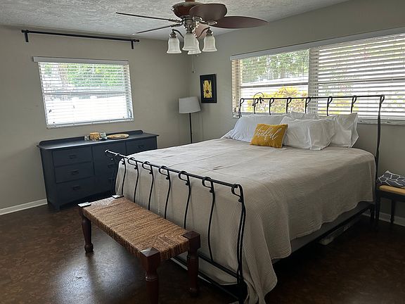 4th image of 20 Lakeview Ct