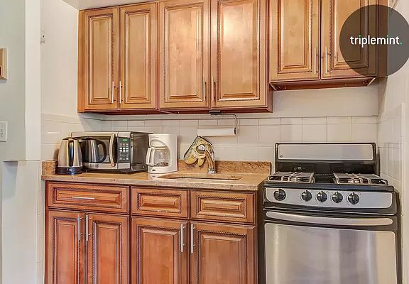 4th image of 262 W 22nd St APT 12