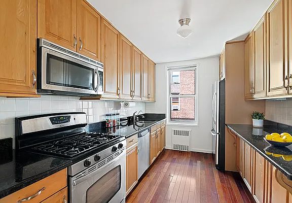 3rd image of 221 McDonald Ave APT 4L