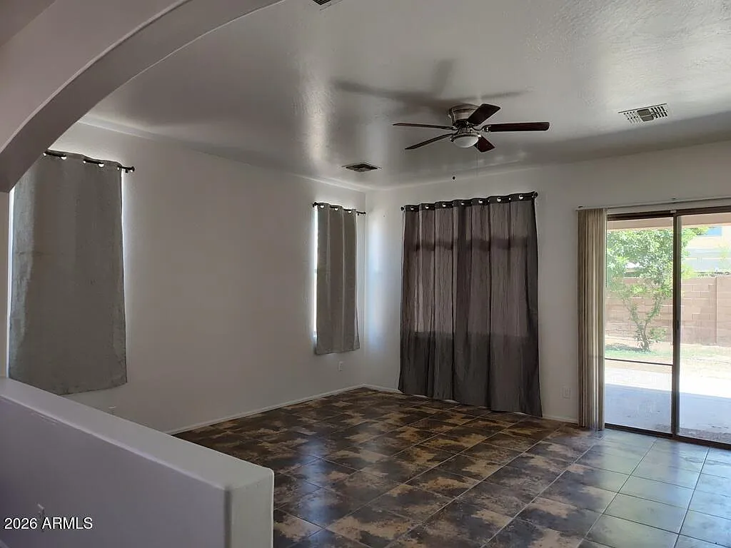4 bed, 2.0 bath, 2526 sqft, $2,300 — Photo 4
