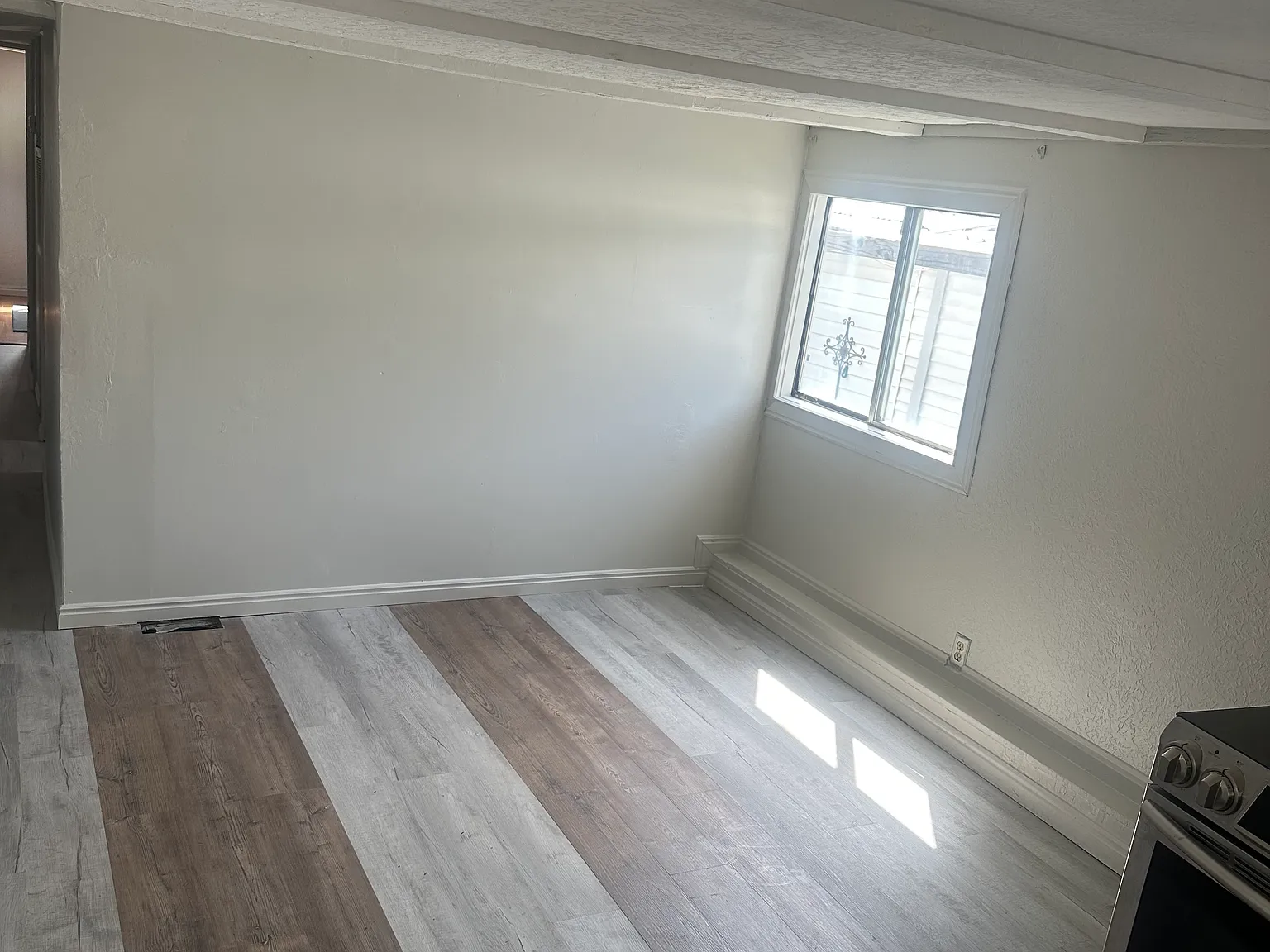 2 bed, 576 sqft, $1,050 — Photo 3