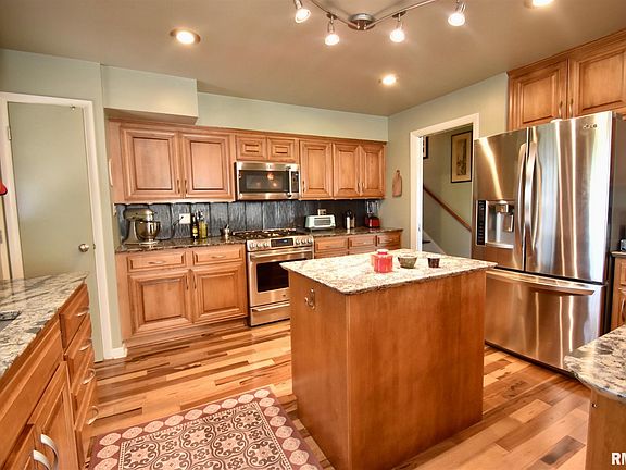 3rd image of 313 W Ivy Ln