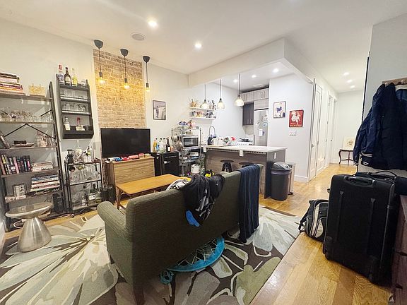 2nd image of 304 Linden St APT 2