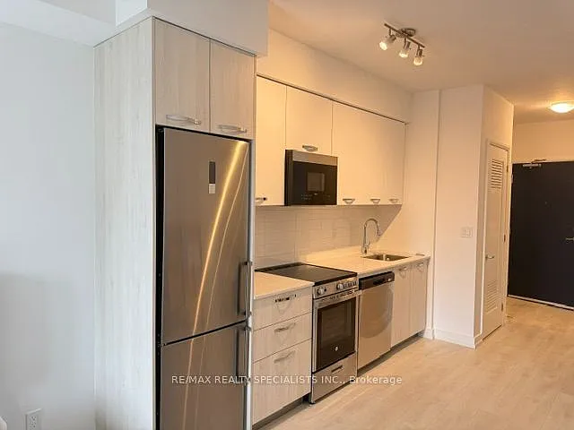 75 James St S #708 — Photo 2