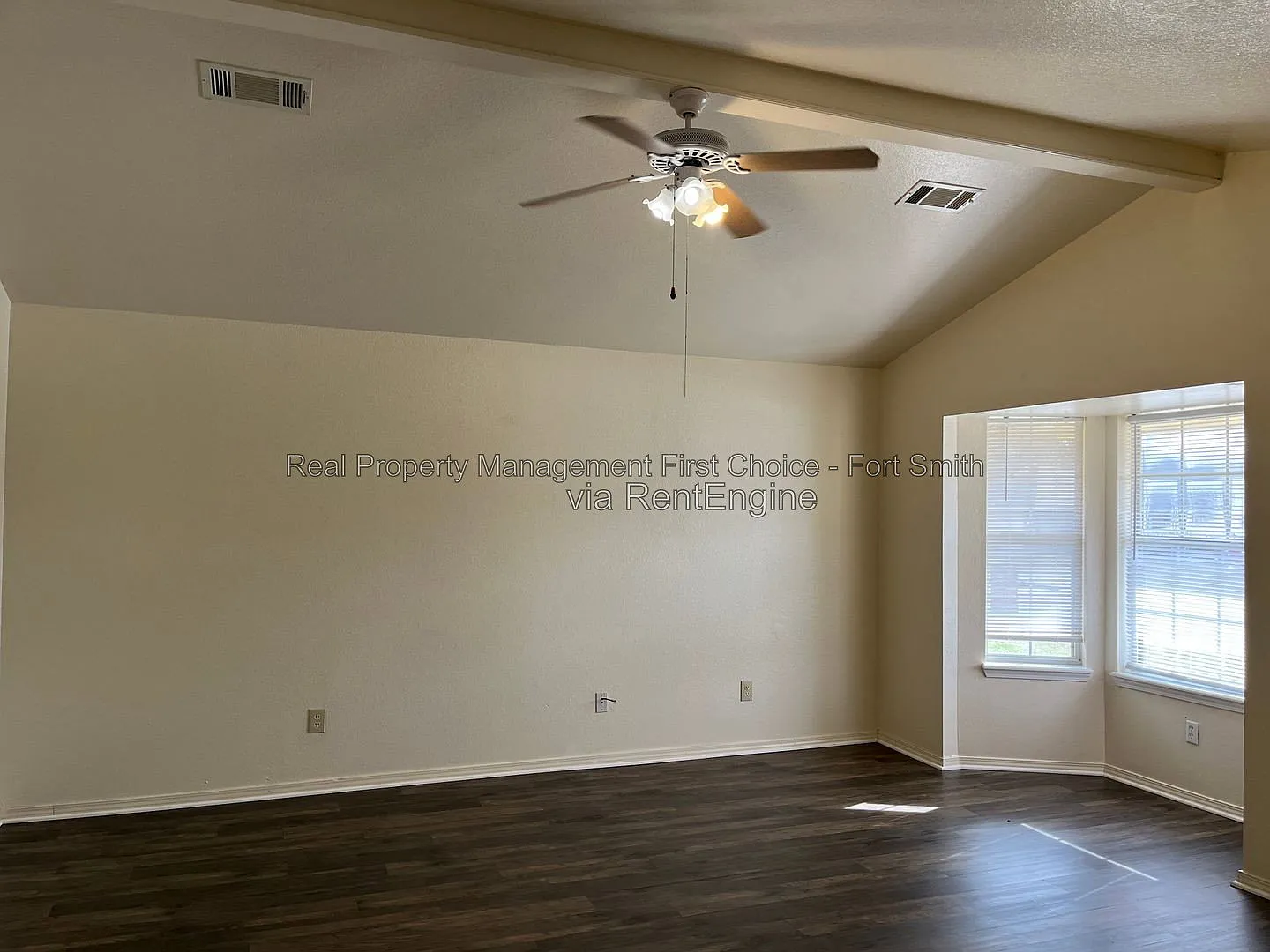 3 bed, 2.0 bath, 1390 sqft, $1,400 — Photo 2