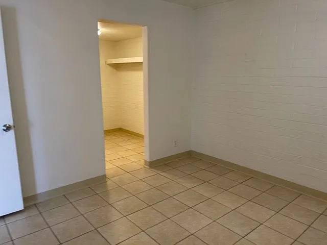 bedroom to closet_06172022