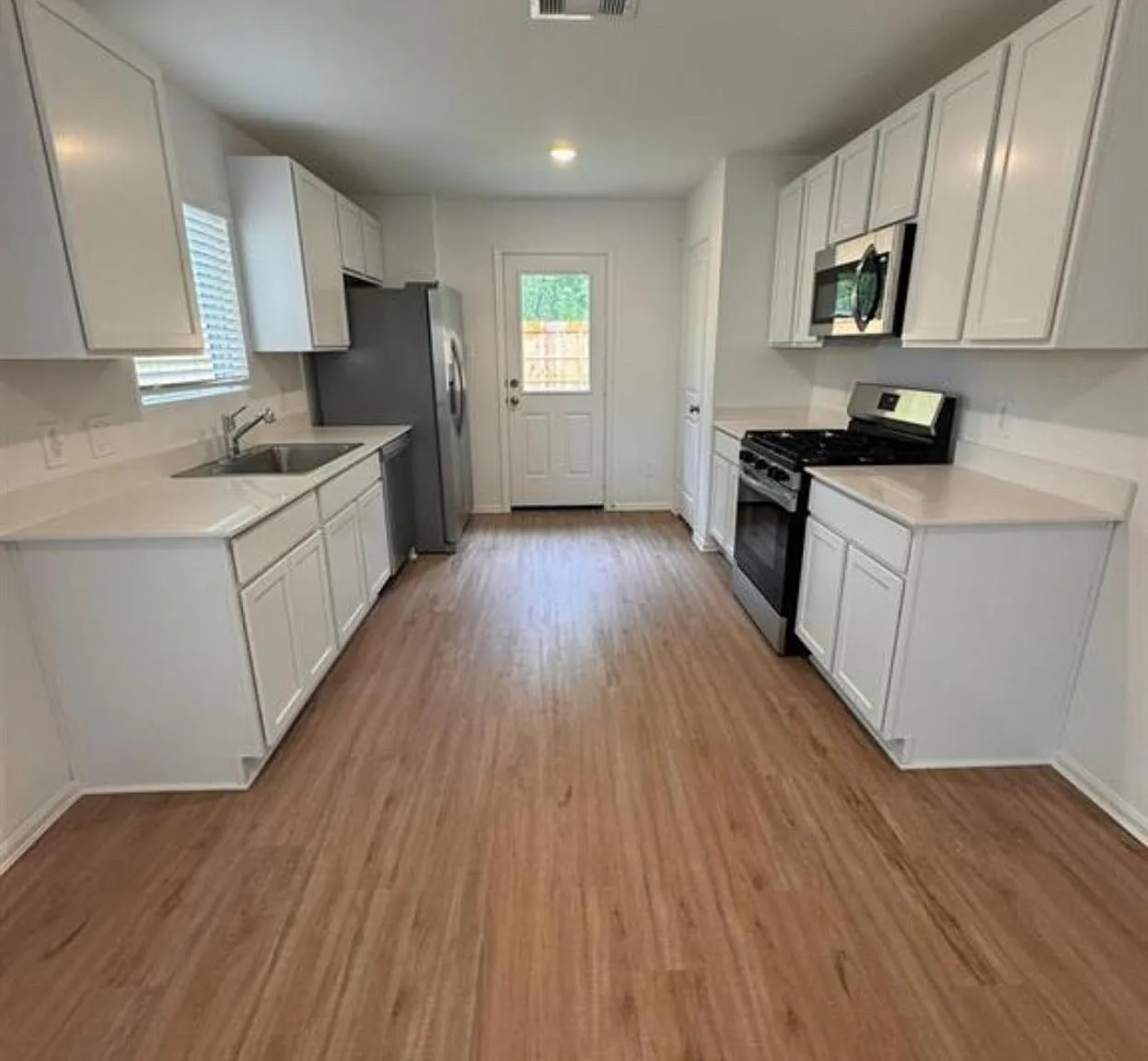 3 bed, 2.0 bath, 1250 sqft, $1,650 — Photo 3