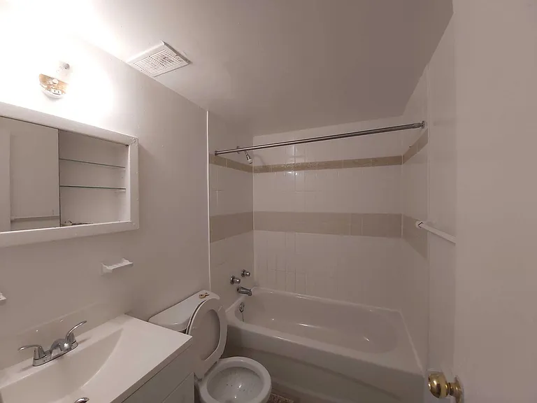 5950 Bathurst St — Photo 6