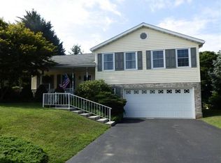 4 Blue Spruce Dr, Hanover, PA 17331