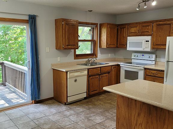 2nd image of 400 Hunter Hill Rd