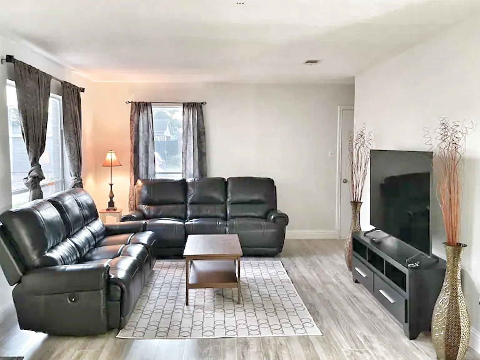 4 bed, 2.0 bath, 1715 sqft, $2,100 — Photo 2
