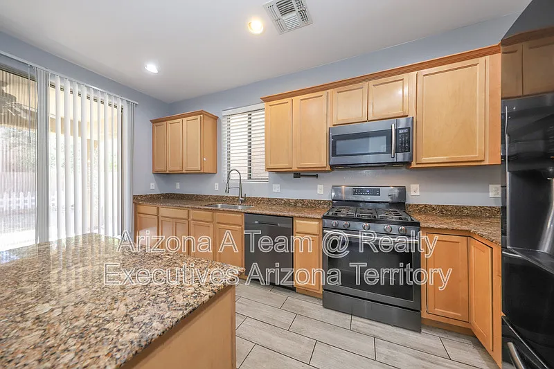 4 bed, 3.0 bath, 1742 sqft, $2,095 — Photo 2