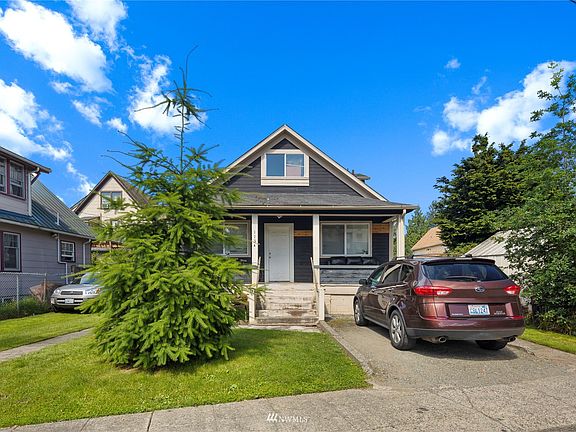 113 Burnett S. This is a duplex. Main and top level.>