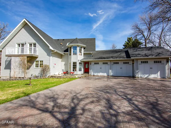 220 Creel Ridge Rd, Devils Lake, ND 58301