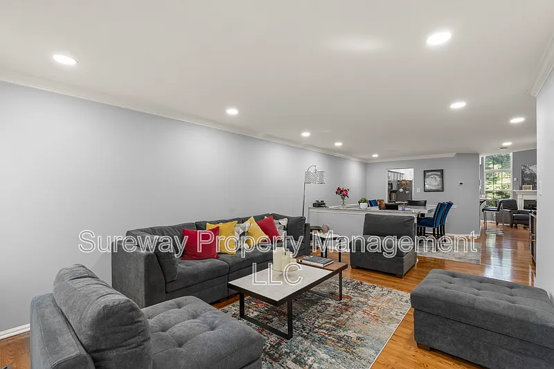 3 bed, 2.0 bath, 1994 sqft, $3,000 — Photo 4