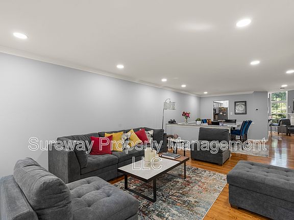 4th image of 2028 Greenes Way Cir