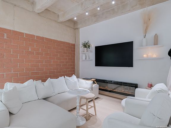 4th image of 1115 S Alamo St #2402