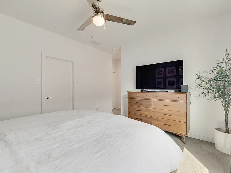 4705 Bryan St #302 — Photo 2
