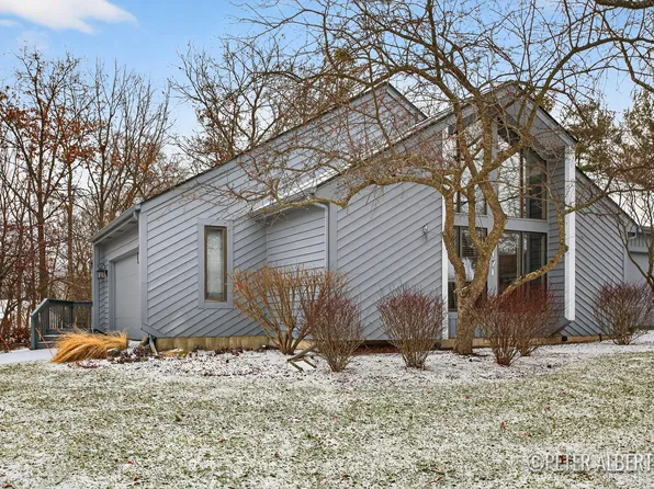 5171 N Quail Crest Dr SE, Grand Rapids, MI 49546