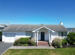 39 Whiting Rd, East Quogue, NY 11942