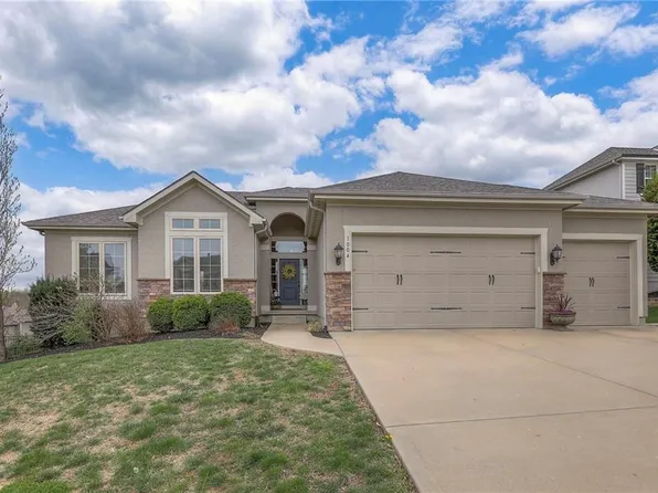 1004 SE Crimson Ct, Blue Springs, MO 64014