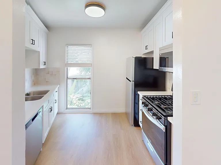 The Clair Manor Apts...Hollywood Hills...Fully Renovated...CALL NOW! — Photo 14