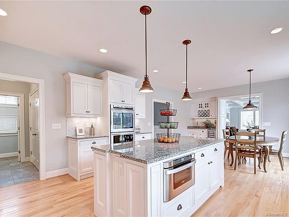 4th image of 74 Chamberlain Ln