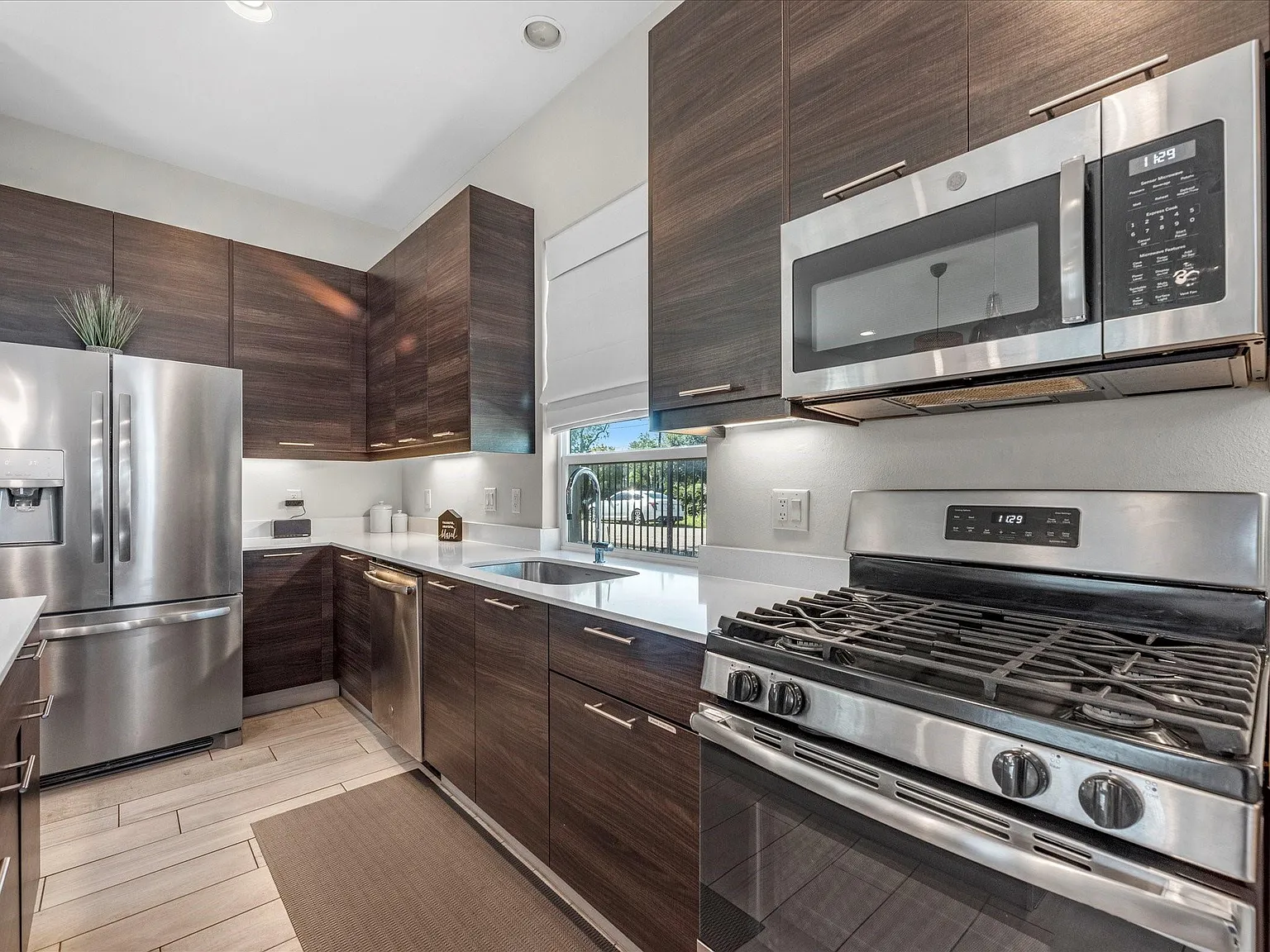 3 bed, 2.5 bath, 1688 sqft, $2,950 — Photo 4