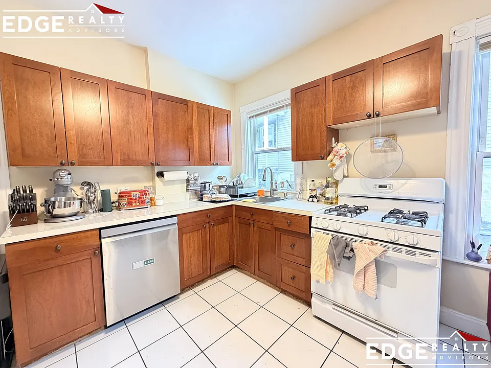45 Falkland St #1