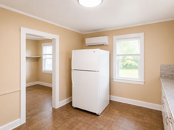5th image of 897 Sidonia Rd