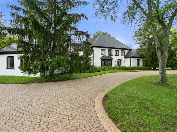 10 Hidden Brook Dr, North Barrington, IL 60010