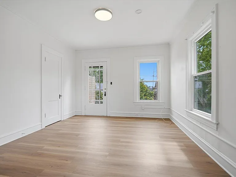 312 E Locust St #4 — Photo 8