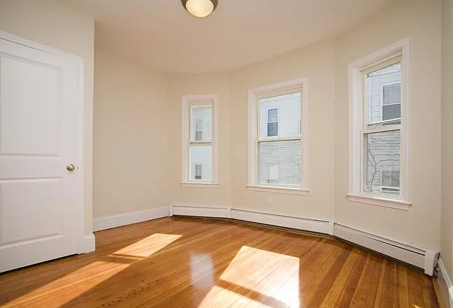 4 bed, 9999 sqft, $4,600 — Photo 3