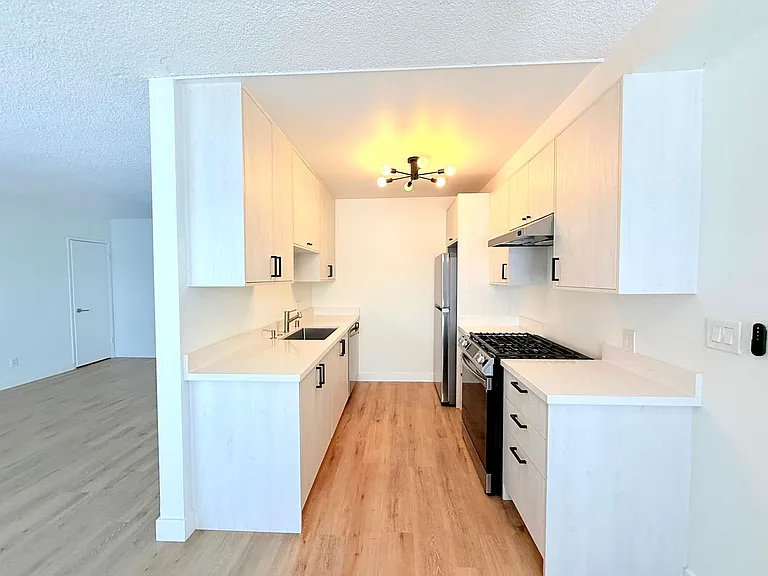 119 - 121 N Hillcrest Blvd — Photo 8