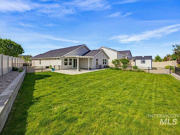 3rd image of 3904 E Berwick Dr