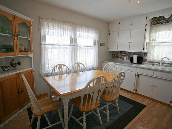 5th image of 684 Edgar Ave