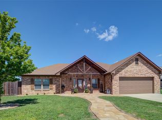 704 Meadow Ln, Bowie, TX 76230
