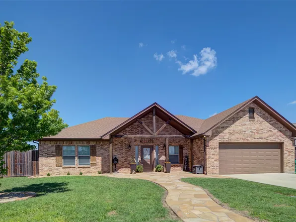 704 Meadow Ln, Bowie, TX 76230